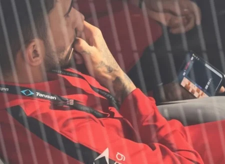 Milli futbolcunun kulübedeki görüntüleri tepki çekti! Maç öncesi okey oynamış