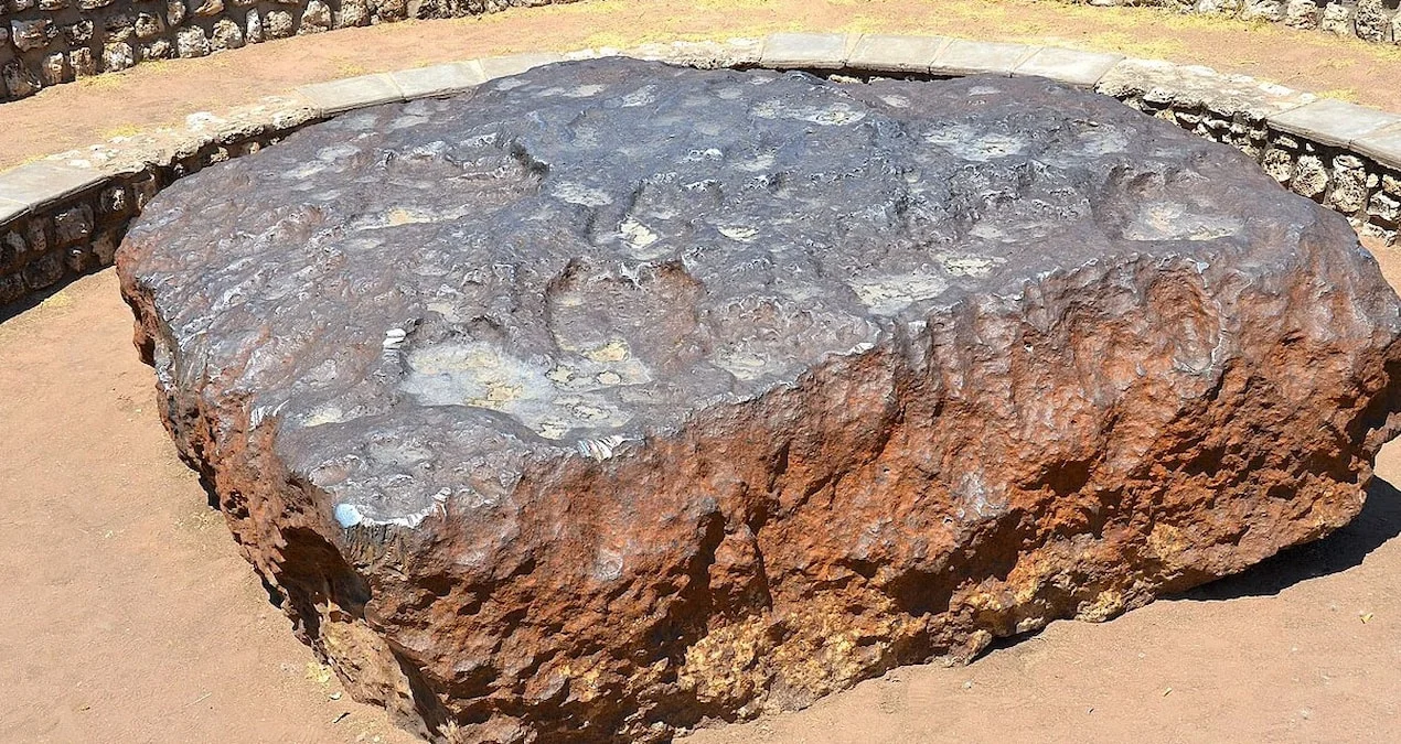 Namibya’da 100 Yıldır Yerinden Kımıldamayan 60 Tonluk Hoba Meteoriti - www.gundemedair.com