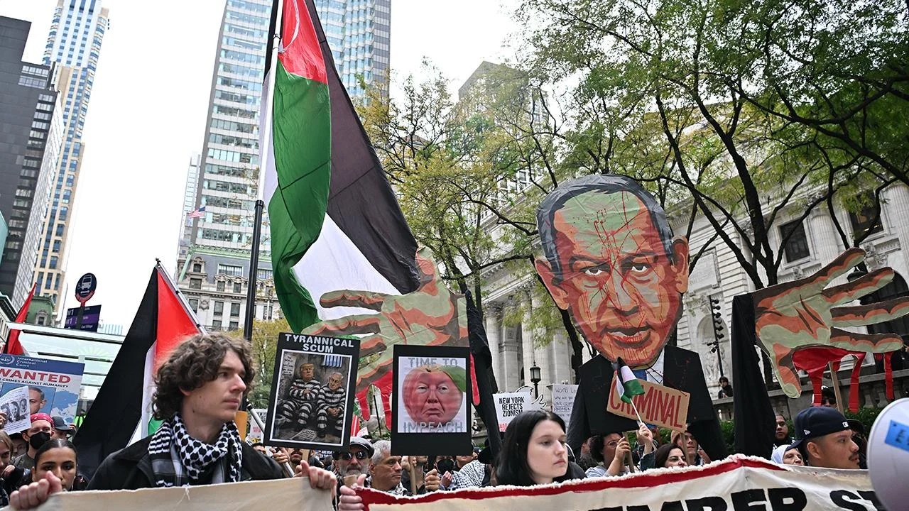 New York Halk Kütüphanesi önünde Filistin bayrakları ve İsrail’i protesto eden göstericiler.