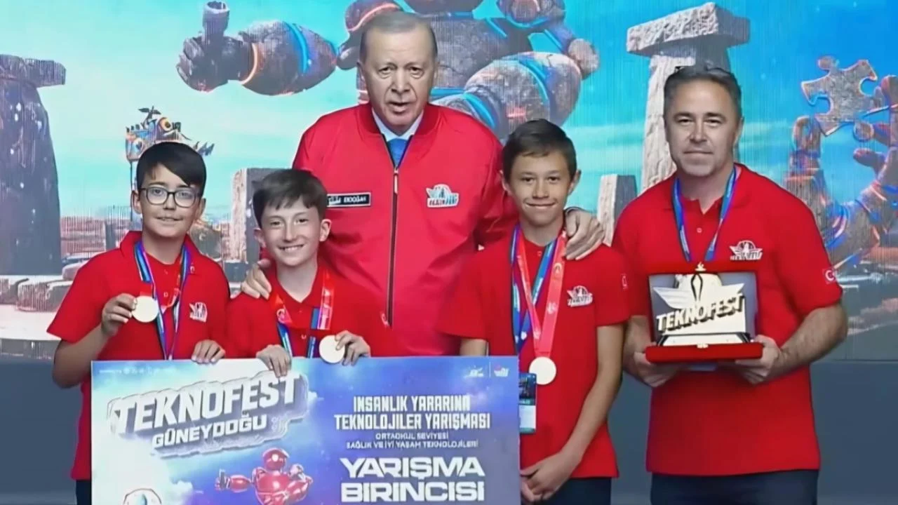 Çorumlu öğrenciler ödüllerini Cumhurbaşkanı Erdoğan’ın elinden aldı