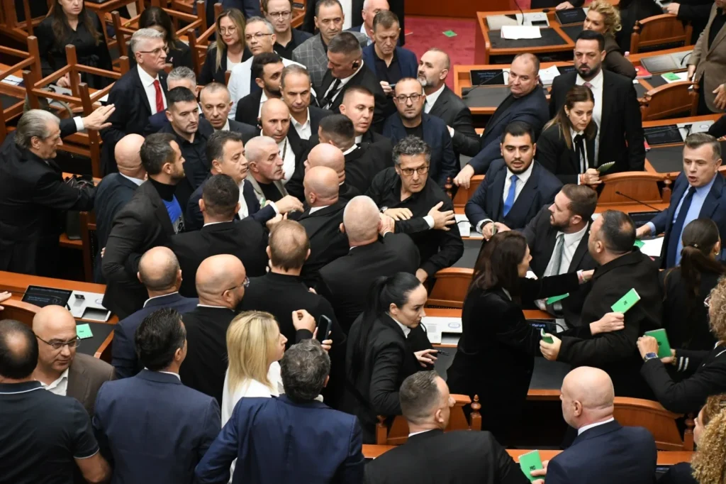 Öğrenci protestoları Arnavutluk Meclisi’nde arbedeye yol açtı - www.gundemedair.com