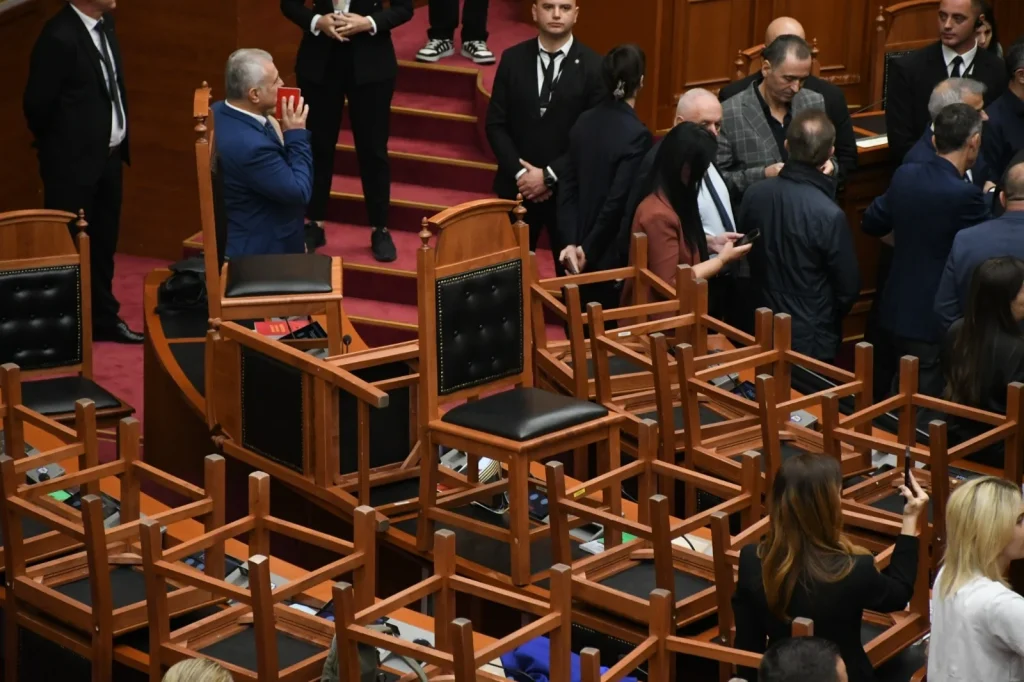 Öğrenci protestoları Arnavutluk Meclisi’nde arbedeye yol açtı - www.gundemedair.com