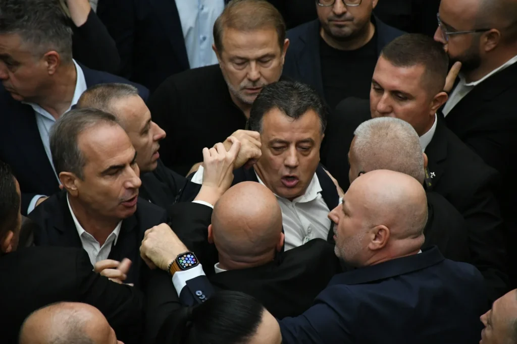 Öğrenci protestoları Arnavutluk Meclisi’nde arbedeye yol açtı - www.gundemedair.com