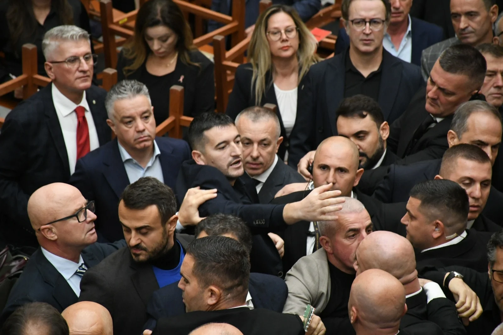 Öğrenci protestoları Arnavutluk Meclisi’nde arbedeye yol açtı - www.gundemedair.com