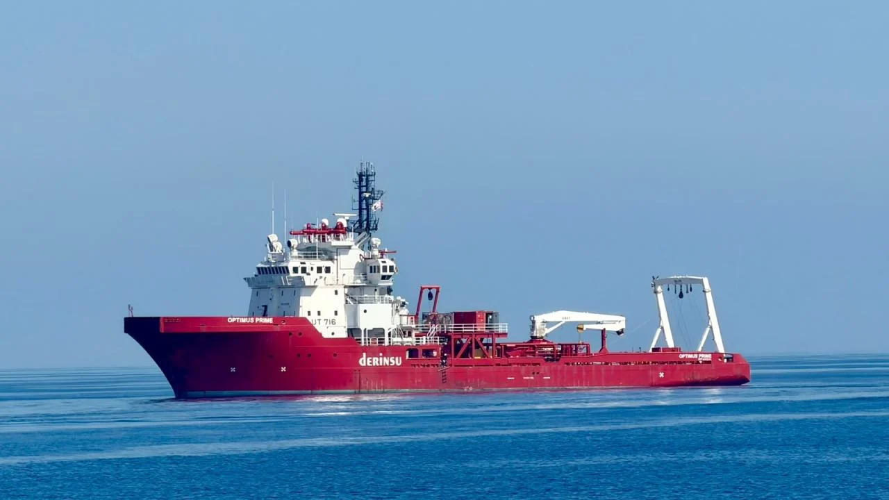 KKTC Başbakanı Ünal Üstel, Girne açıklarındaki batık alanda özel donanımlı “Optimus Prime” gemisinde inceleme yapıyor.
