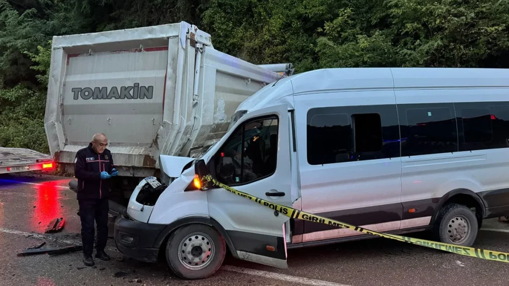 Ordu'da minibüs kamyonla çarpıştı: 1 ölü, 23 yaralı - www.gundemedair.com