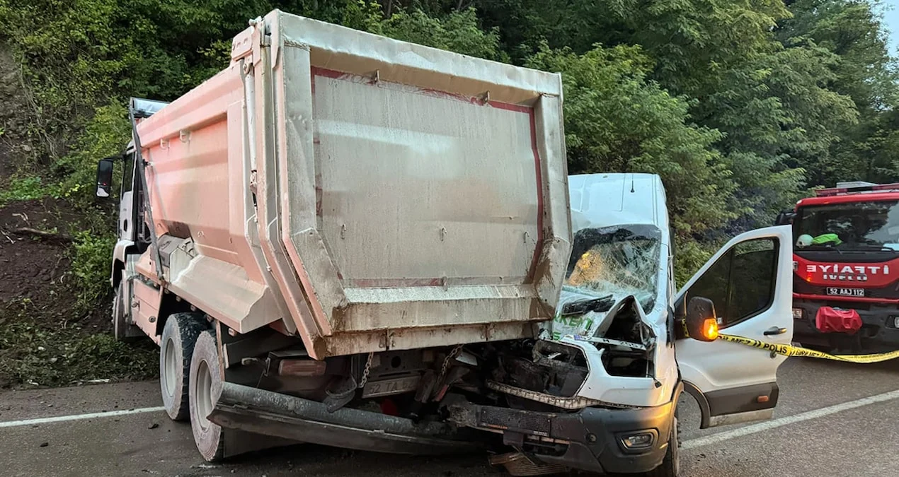 Ordu'da minibüs kamyonla çarpıştı: 1 ölü, 23 yaralı - www.gundemedair.com