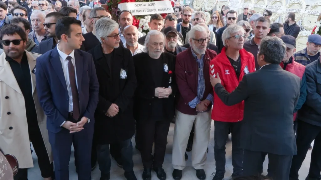 Türk tiyatrosunun usta ismi Necla Uygur son yolculuğuna uğurlandı - Sözcü Gazetesi
