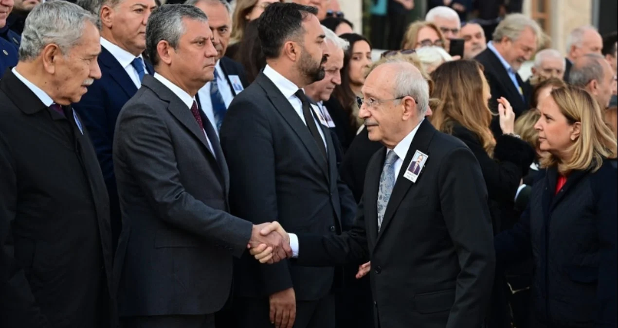 Özgür Özel ve Kemal Kılıçdaroğlu'nun cenaze törenindeki soğuk tokalaşması dikkat çekti - www.gundemedair.com