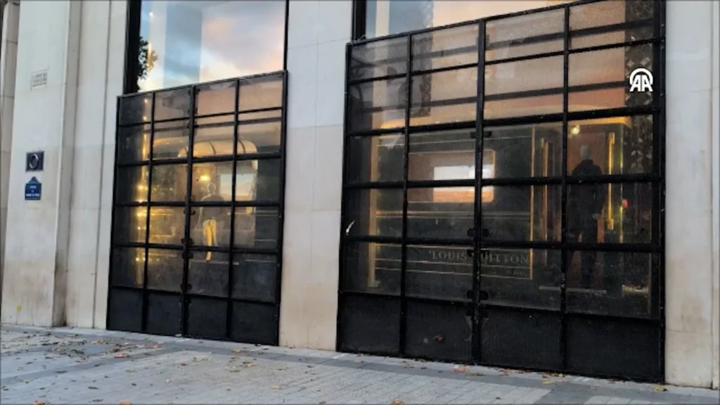 Paris’te protesto öncesi mağazalar vitrinlerini ahşap panellerle kapattı - www.gundemedair.com