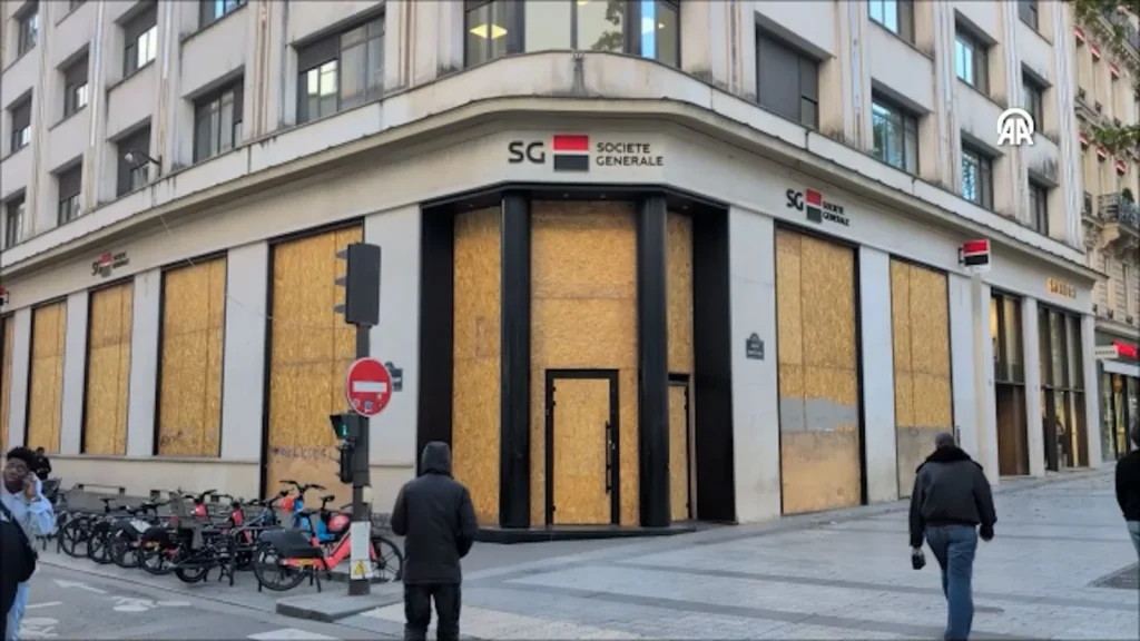 Paris’te protesto öncesi mağazalar vitrinlerini ahşap panellerle kapattı - www.gundemedair.com
