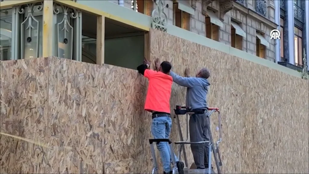 Paris’te protesto öncesi mağazalar vitrinlerini ahşap panellerle kapattı - www.gundemedair.com