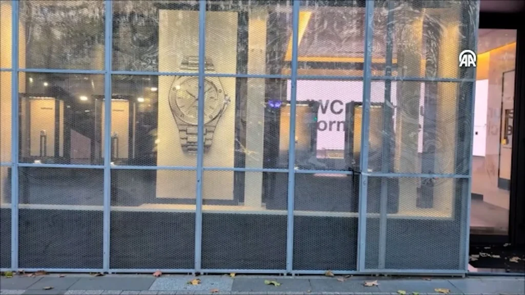 Paris’te protesto öncesi mağazalar vitrinlerini ahşap panellerle kapattı - www.gundemedair.com