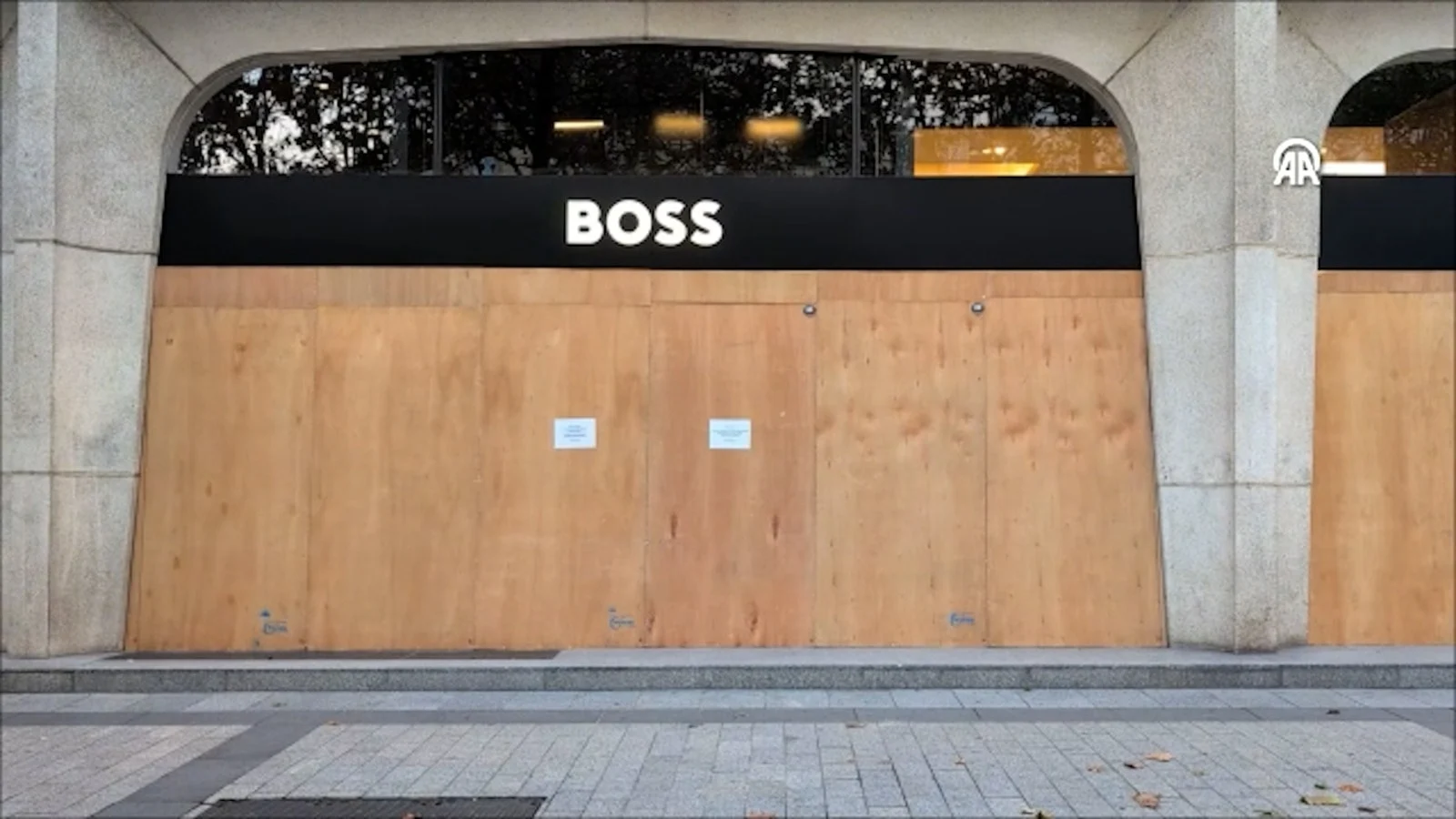 Paris’te protesto öncesi mağazalar vitrinlerini ahşap panellerle kapattı - www.gundemedair.com