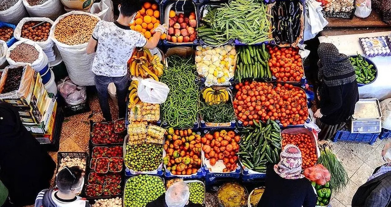 İzmir’de vatandaşlar pazar alışverişinde yarım kilo ve tane hesabı yapıyor