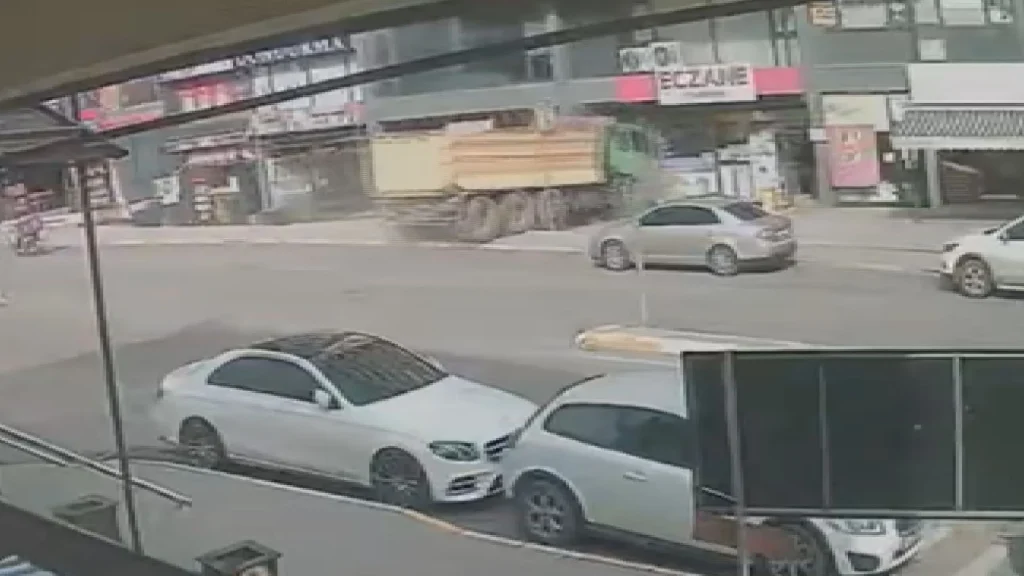 Pendik’te hafriyat kamyonu eczaneye çarptı: 7 kişi yaralandı - www.gundemedair.com