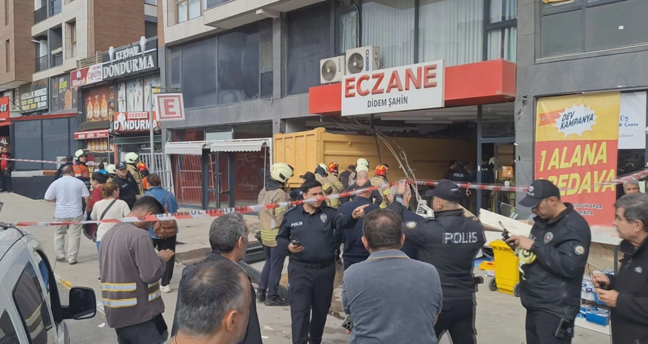 Pendik’te hafriyat kamyonu eczaneye çarptı: 7 kişi yaralandı - www.gundemedair.com