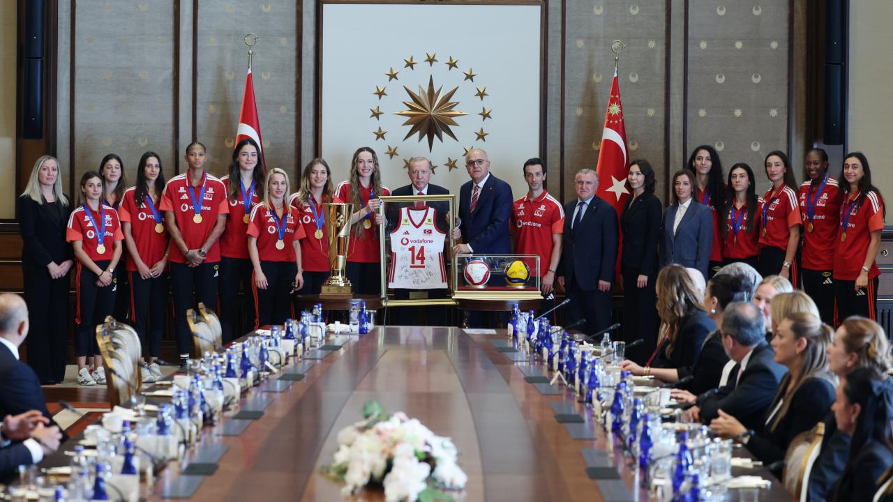 Cumhurbaşkanı Erdoğan, A Milli Kadın Voleybol Takımı ile bir araya geldi