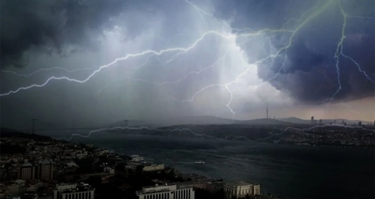 İstanbul’da Sağanak Yağış: Yol Çökmesi, Toprak Kayması ve Bina Tahliyesi