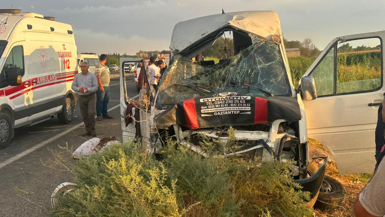Şanlıurfa’da tarım işçilerini taşıyan minibüs devrildi, 15 yaralı var