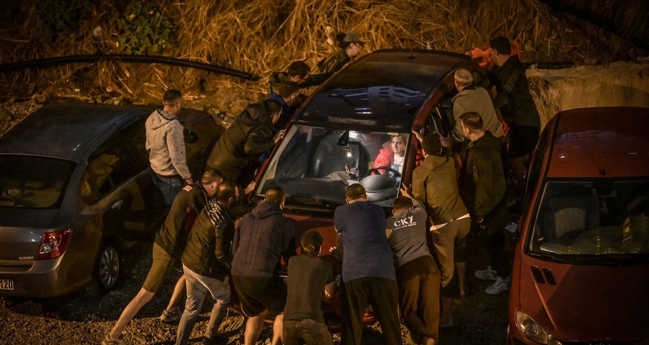 Ankara’da sağanak yağış yolları çökertti, araçlar hasar gördü