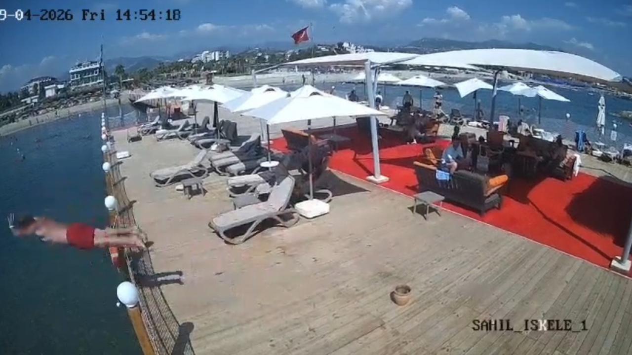 Alanya’da otel iskelesinden sığ suya atlayan kişi hayatını kaybetti