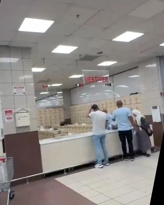 Sincan’da müşterilerin çantalarını bantlayan market uygulamayı kaldırdı - www.gundemedair.com