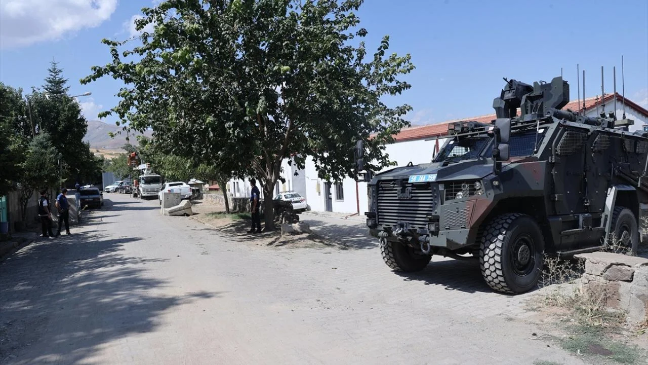 Divriği İncedere Yaylası’nda kaybolan Büşra bebeğe yönelik arama çalışmaları sürüyor.