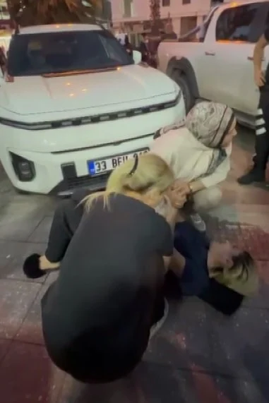 Sokakta yürüyen eşini sırtından bıçakladı - Sözcü Gazetesi