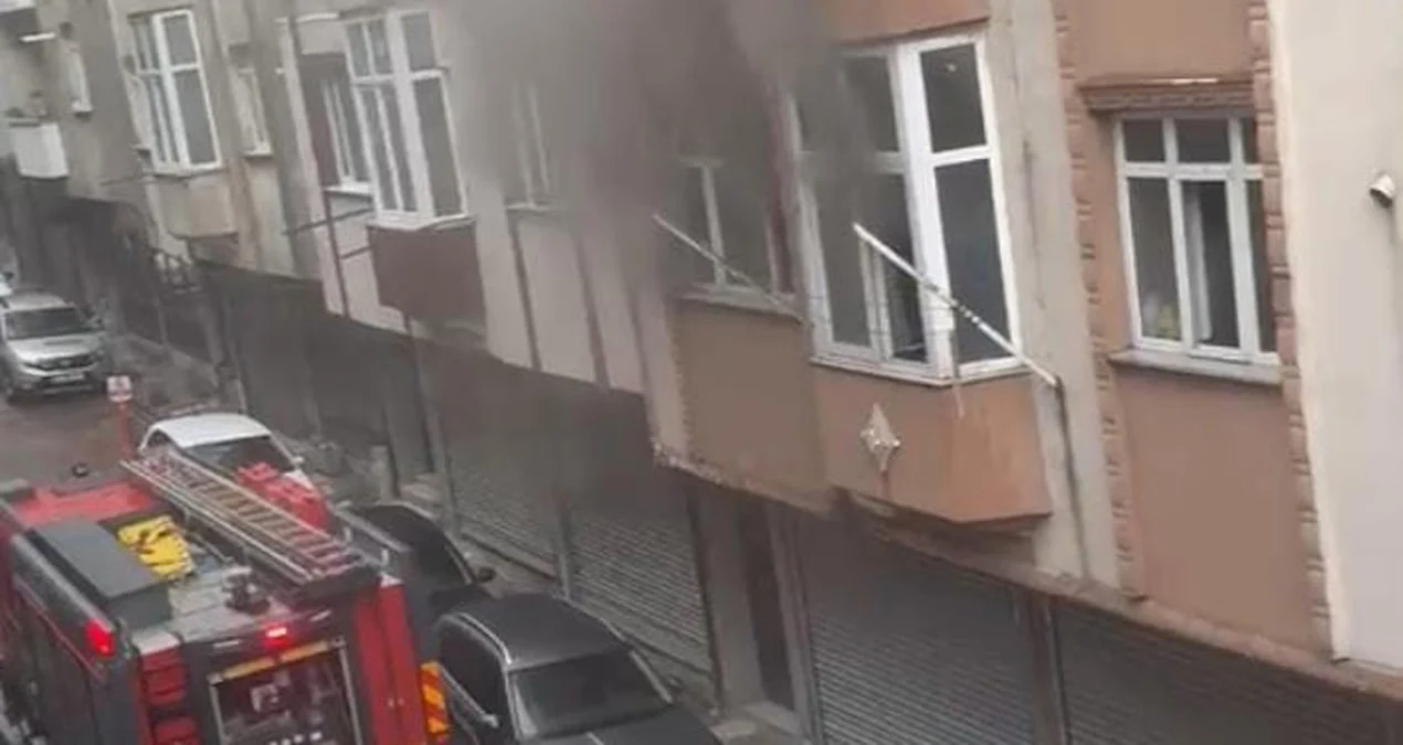 Sultangazi'de 4 katlı binada çıkan yangında mahsur kalanlar itfaiye tarafından kurtarıldı - www.gundemedair.com