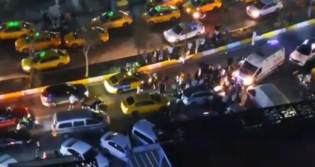 Esenyurt Yeşilkent’te taksi şoförü ile sürücü arasında çıkan kavga, polis ekiplerinin müdahalesiyle sona erdi.