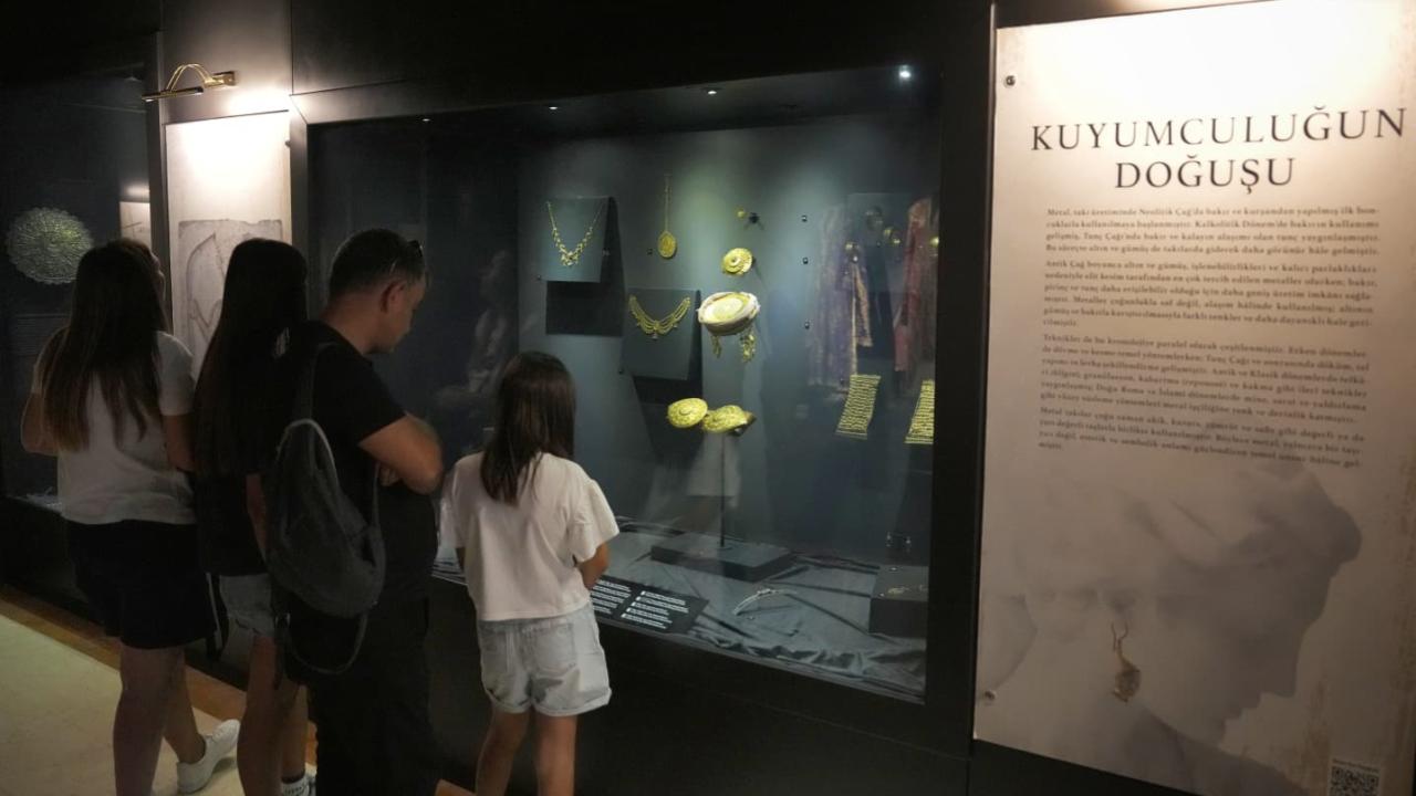 Ankara Etnografya Müzesi’nde “Elde Vefa, Gözde Zarafet” takı sanatını anlatan sergi