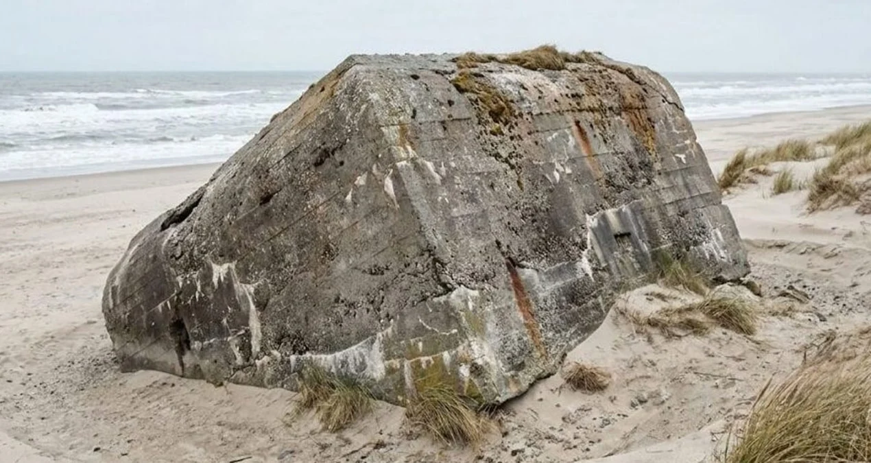 Fransa Horizon Plajı’nda İkinci Dünya Savaşı’ndan kalan beton bunker, erozyonla devrilmiş halde.