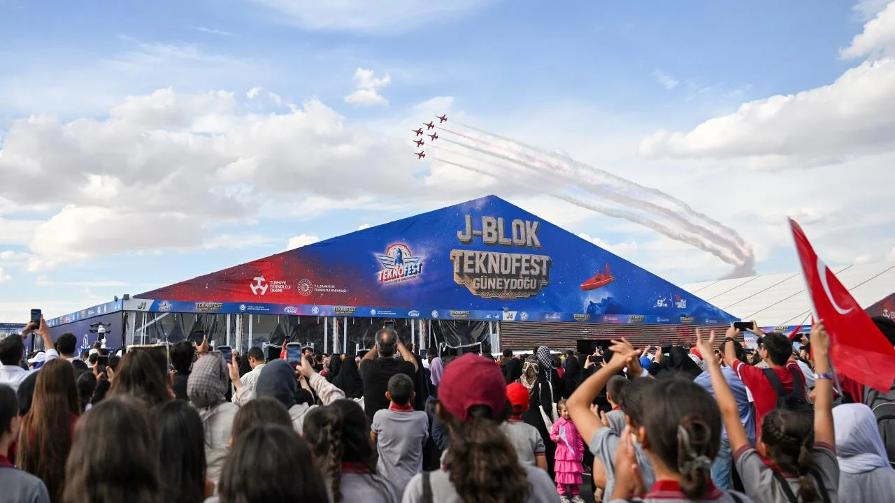 Türk Yıldızları’nın nefes kesen gösterisi TEKNOFEST Güneydoğu’da