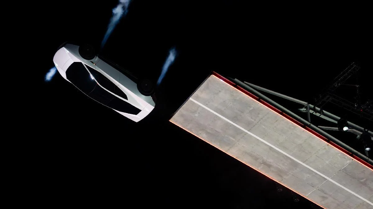 Tesla Roadster'ın Uçuş Gösterileri Gerçek ve Güvenli - www.gundemedair.com