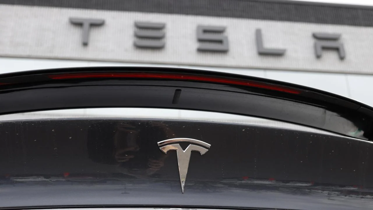 Tesla, uçan Roadster'ı Teksas'ta tanıttı - www.gundemedair.com