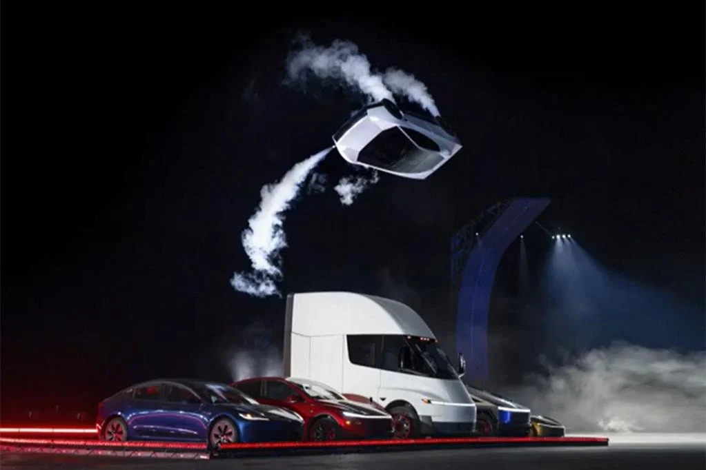 Tesla'nın Uçan Roadster'ı Teksas'ta Tanıtıldı - www.gundemedair.com