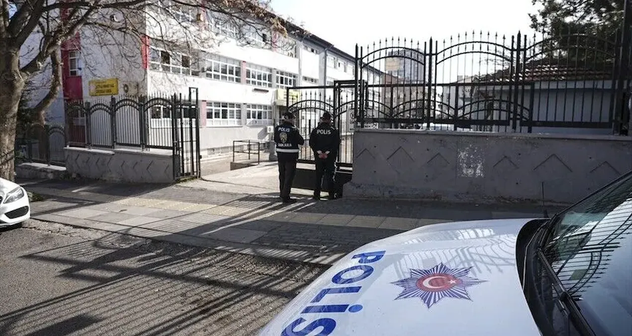 Okul girişinde dedektörle üst araması yapabilecek güvenlik personeli planı