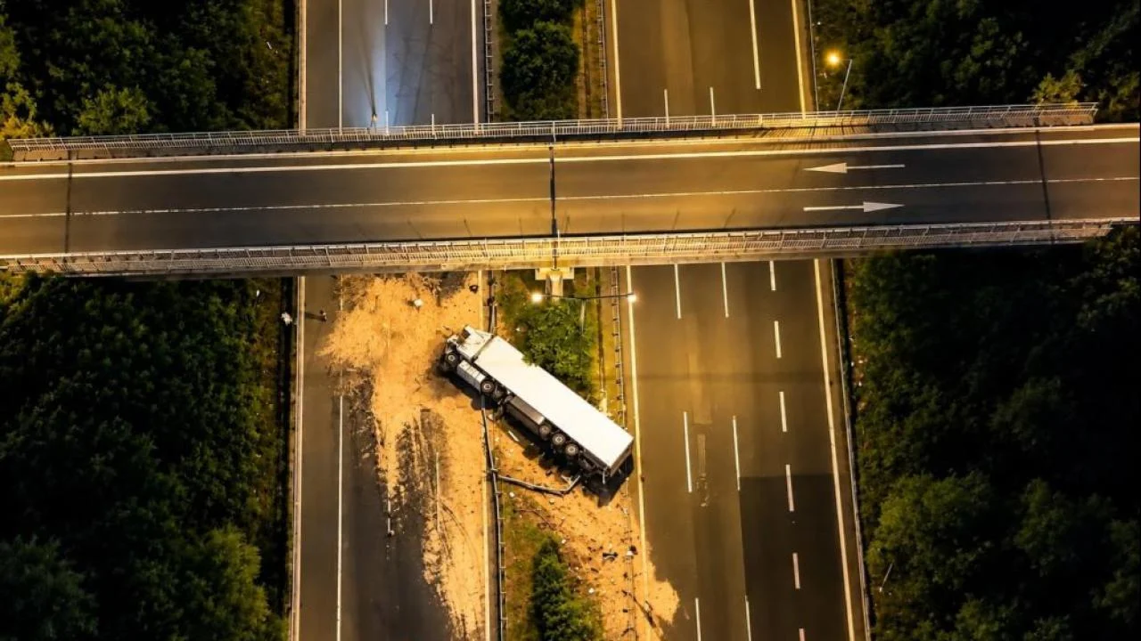 Düzce’de Parfüm Yüklü TIR Devrildi, Çekicisi Karşı Şeride Geçti