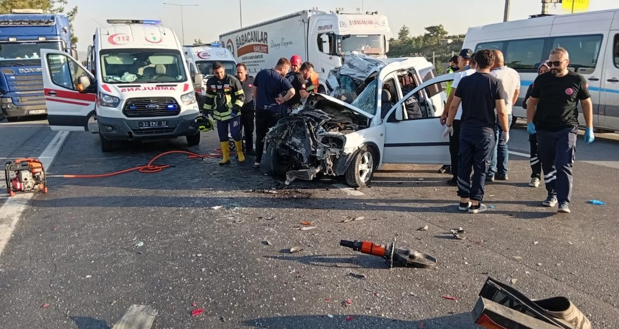 TIR'a arkadan çarpan hafif ticari araçta 2 kişi hayatını kaybetti - Sözcü Gazetesi