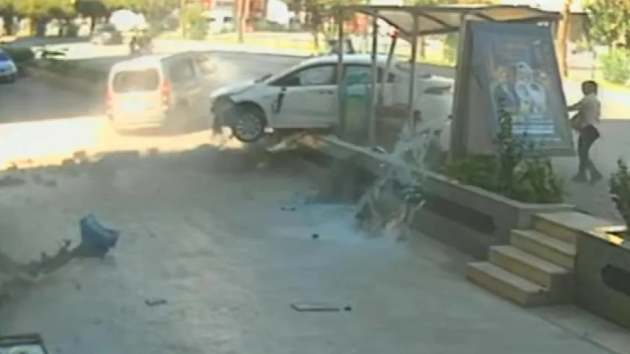 Alanya’da otomobil yayaya çarparak otobüs durağına vurdu, 3 yaralı