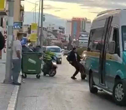 Trafikte tartıştığı kişinin otomobilini tekmeledi, 180 bin lira ceza uygulandı - Sözcü Gazetesi