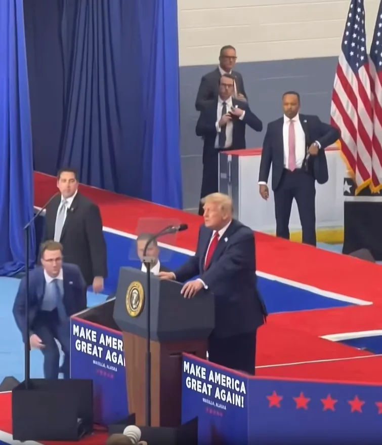 Trump'ın Alaska Mitinginde Güvenlik Ajanının Hareketi Sosyal Medyada Tartışma Yarattı - www.gundemedair.com