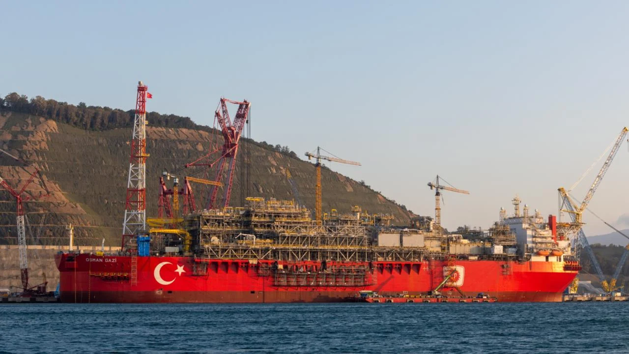 Türkiye'nin ilk yüzer üretim platformu Osman Gazi, Karadeniz'e uğurlandı - www.gundemedair.com