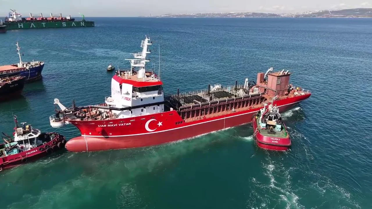 UAB MAVİ VATAN emici özellikli tarama gemisinin suya indirilişi