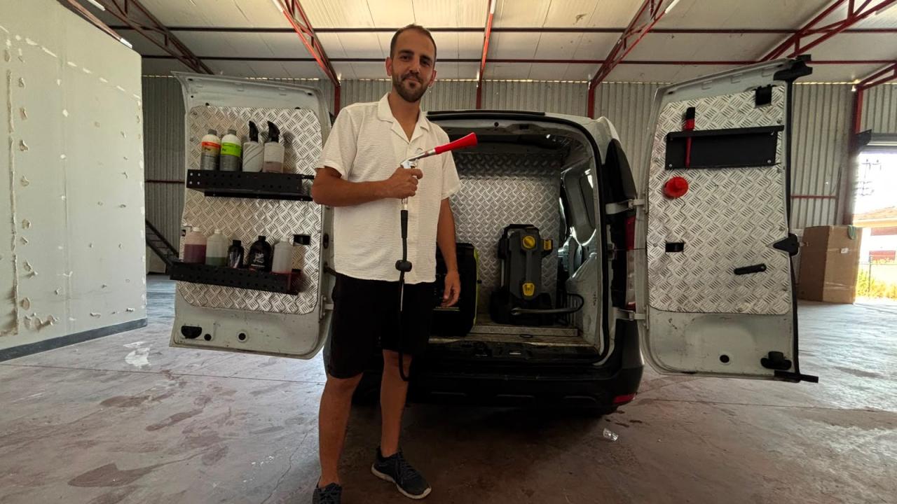 Nilüfer’de Tuğrul Deligöz’ün mobil oto yıkama aracıyla kirli bir aracı ücretsiz temizlemesi