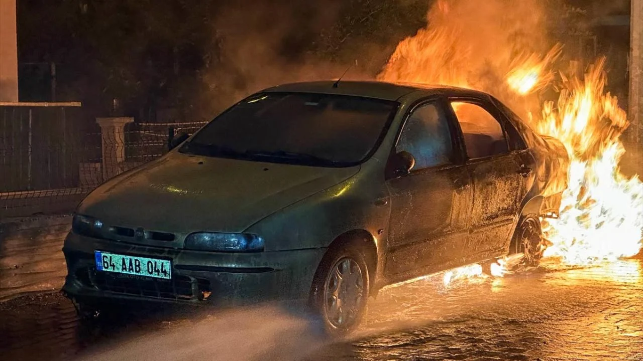 Uşak Kemalöz Mahallesi’nde park halindeki otomobilde yangın sonrası ekiplerin müdahalesi