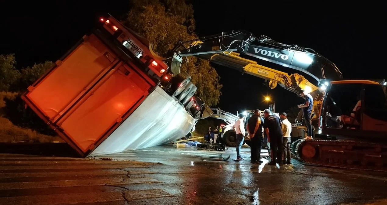 Antalya’da Tırın Devrilmesi Sonucu 2 Kadın Hayatını Kaybetti