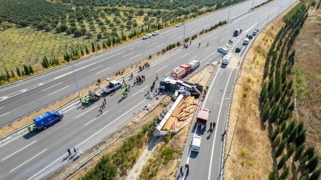 11 kişinin öldüğü kazada tur şirketinden pes dedirten savunma! Suçu sürücüye atıp çekildiler - Sözcü Gazetesi