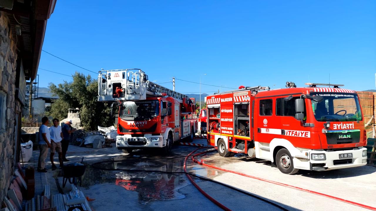 Balıkesir’in Edremit ilçesinde polyester atölyesinde yangın çıktı
